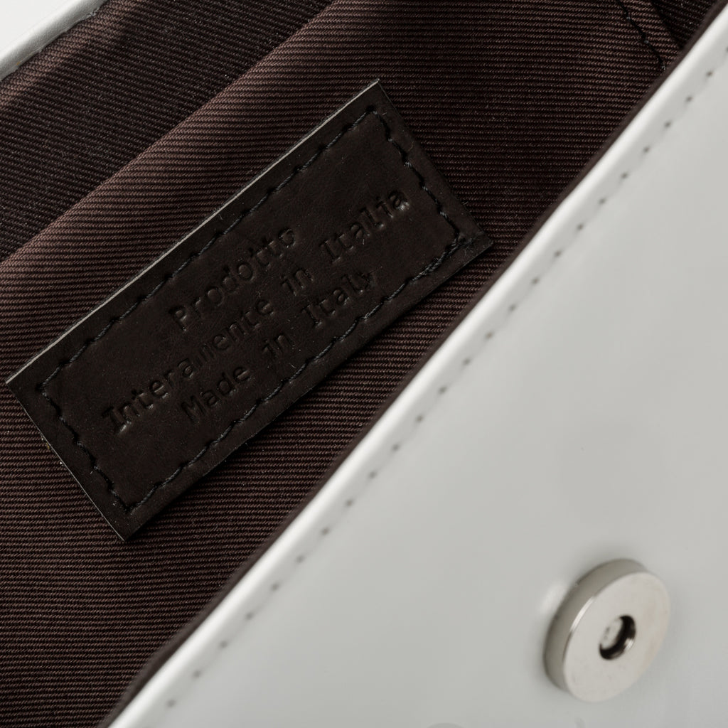 Borsa a tracolla bianca con applicazione di borchie Lora Ferres