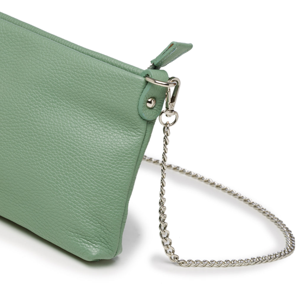 Borsa verde in pelle martellata con tracolla in metallo Primopiano