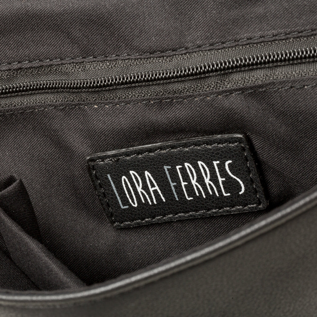 Borsa a tracolla nera con piccole borchie Lora Ferres