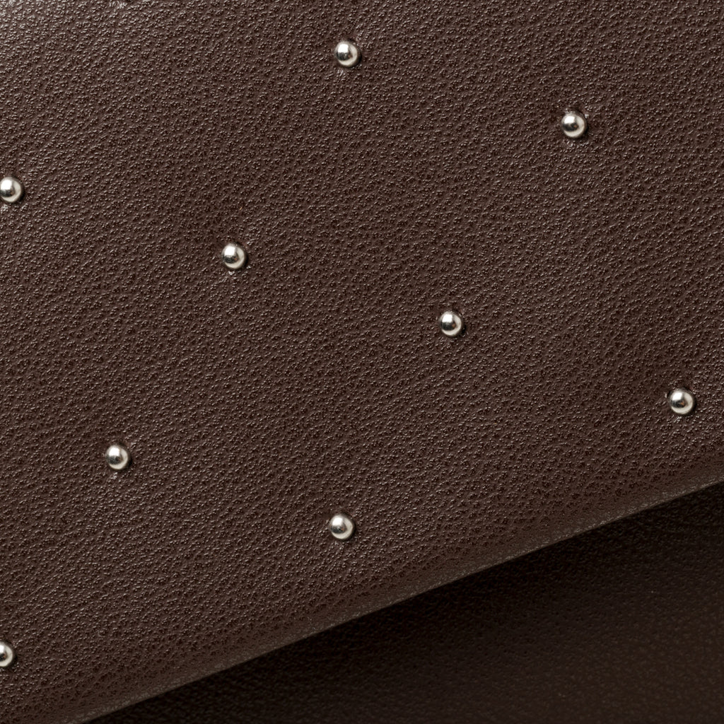 Borsa a tracolla marrone con piccole borchie Lora Ferres