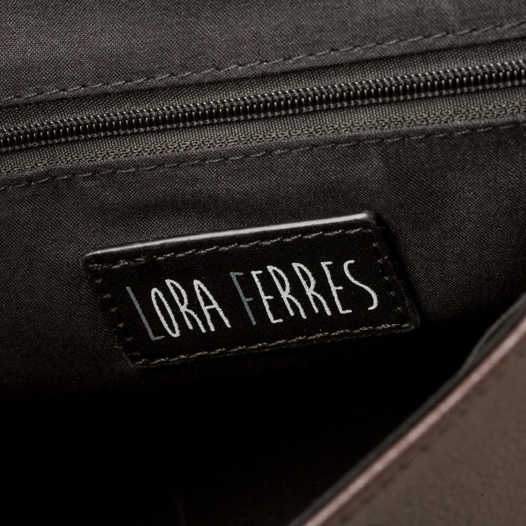 Borsa a tracolla marrone con piccole borchie Lora Ferres