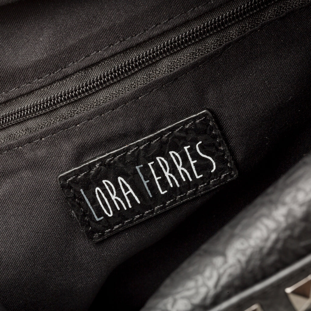 Borsa a tracolla nera con borchie a piramide Lora Ferres