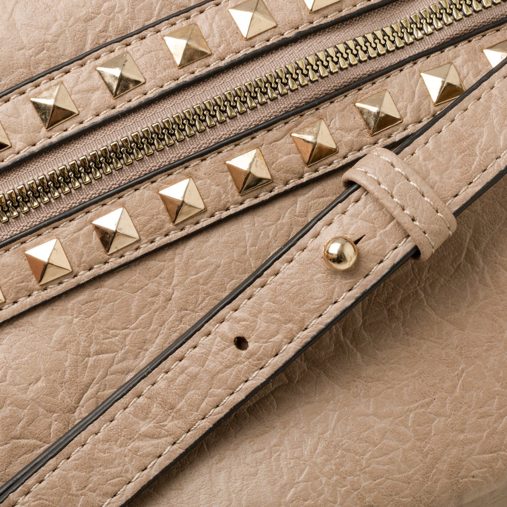 Borsa a tracolla beige con borchie a piramide Lora Ferres