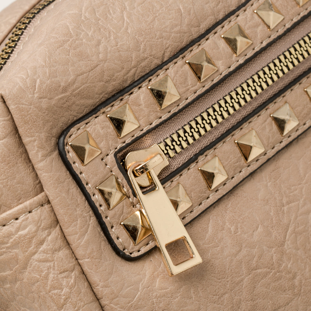 Borsa a tracolla beige con borchie a piramide Lora Ferres