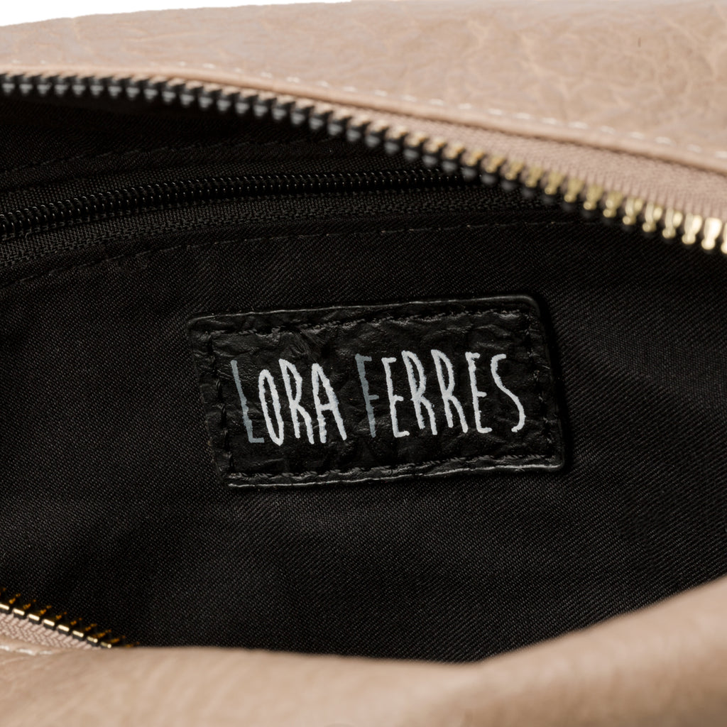Borsa a tracolla beige con borchie a piramide Lora Ferres