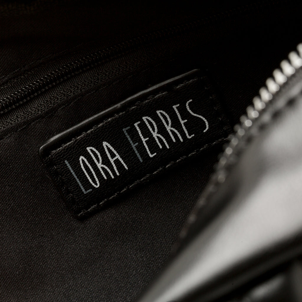 Borsa a tracolla nera effetto trapuntato Lora Ferres