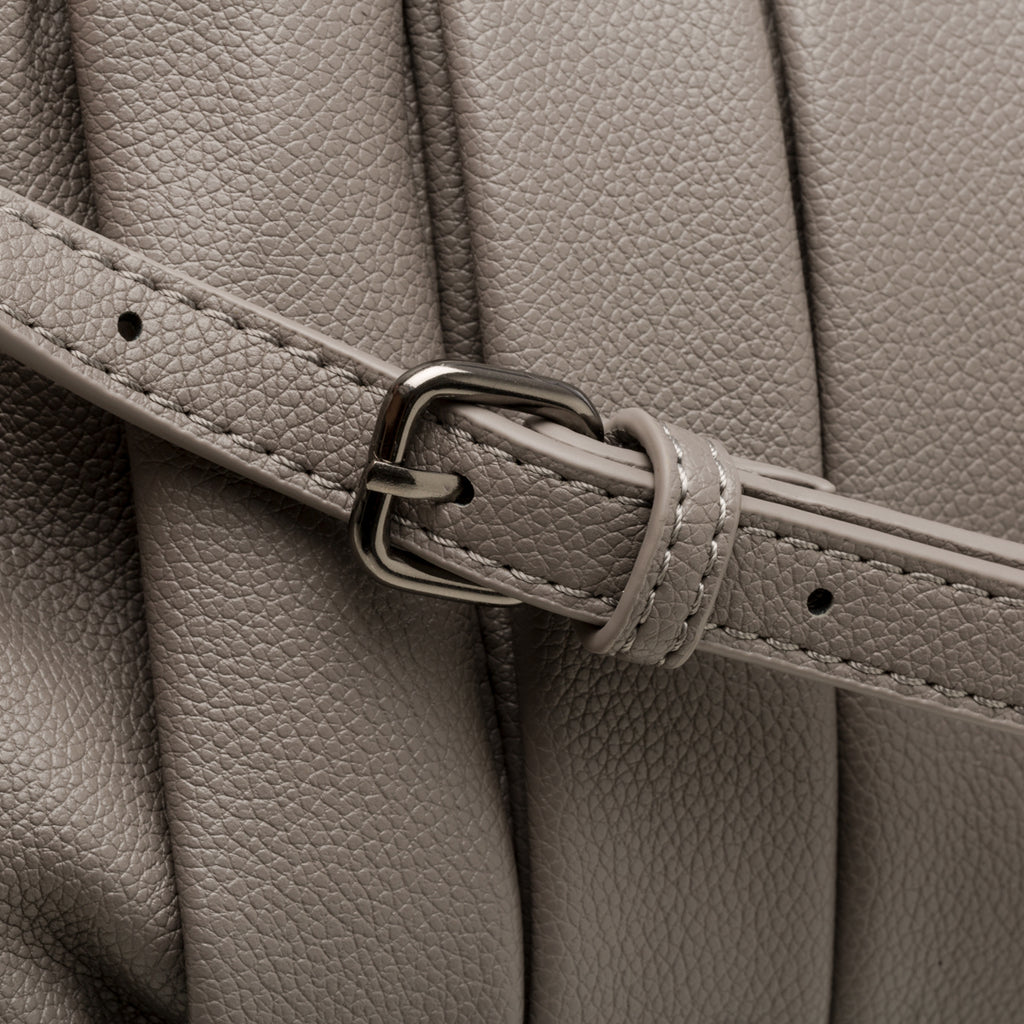 Borsa a tracolla grigia con manico a catena Lora Ferres