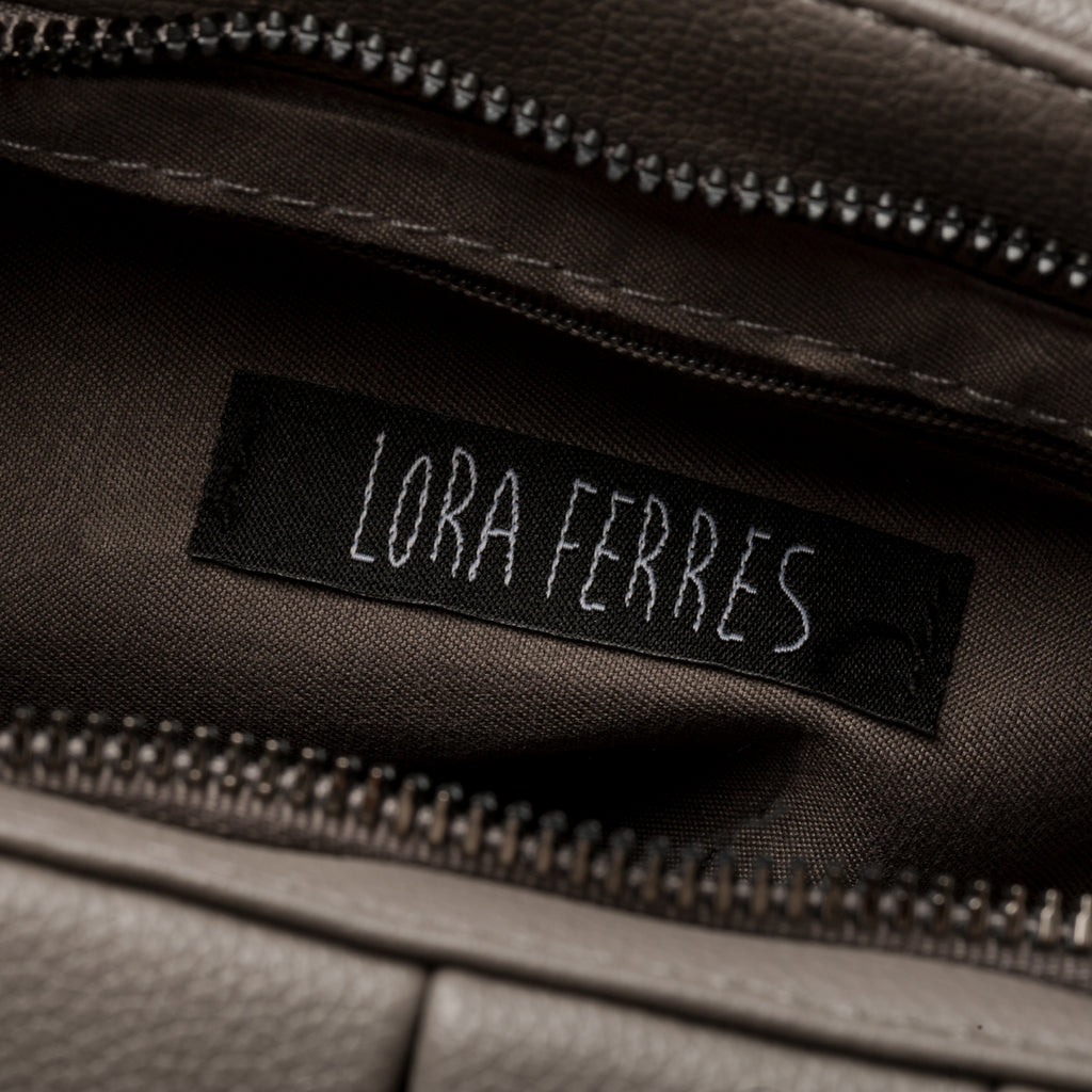 Borsa a tracolla grigia con manico a catena Lora Ferres