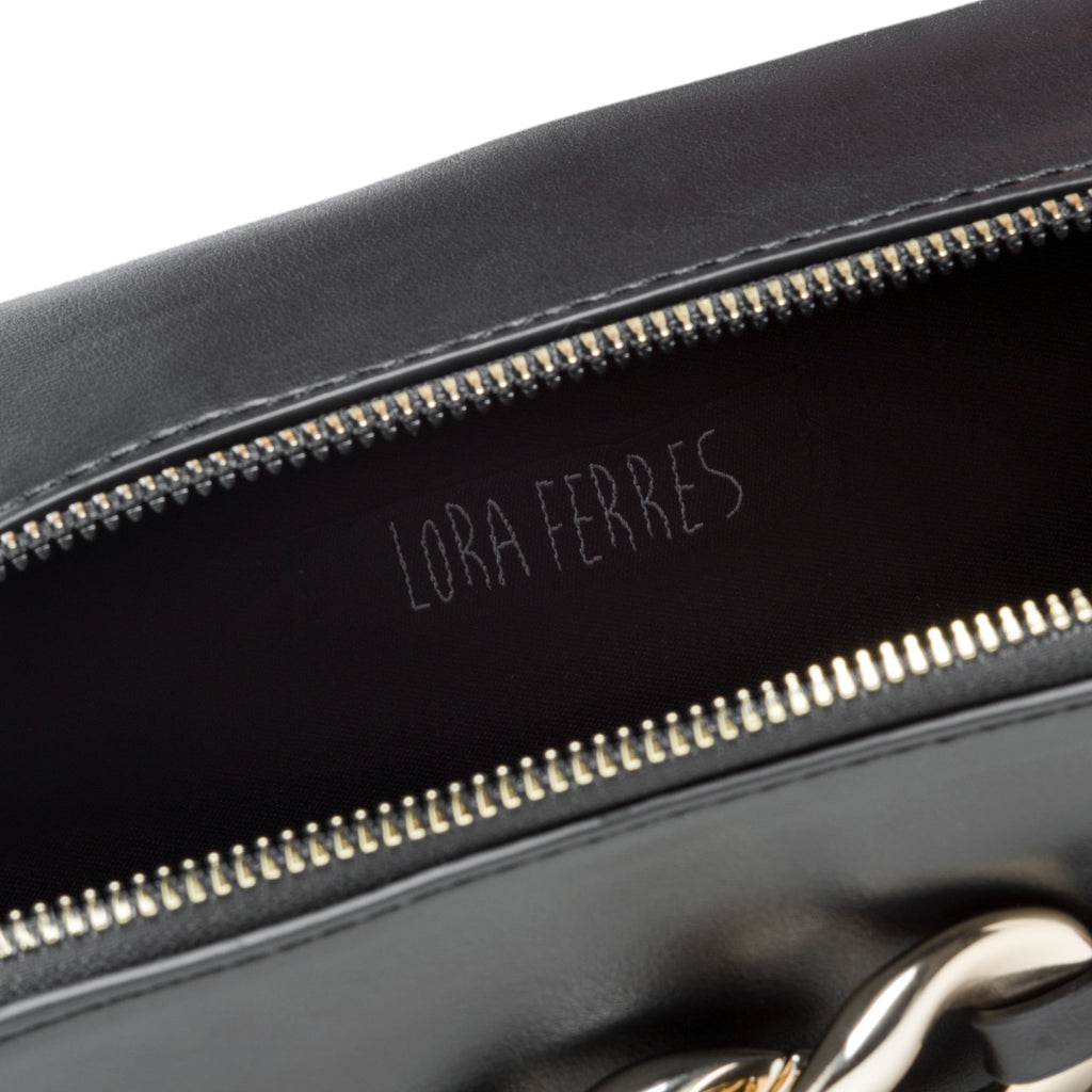 Borsa a tracolla nera con maxi-catena Lora Ferres