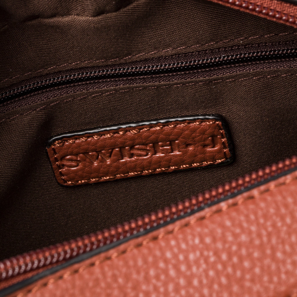 Borsa a tracolla color cuoio da donna con logo in metallo Swish Jeans Alina