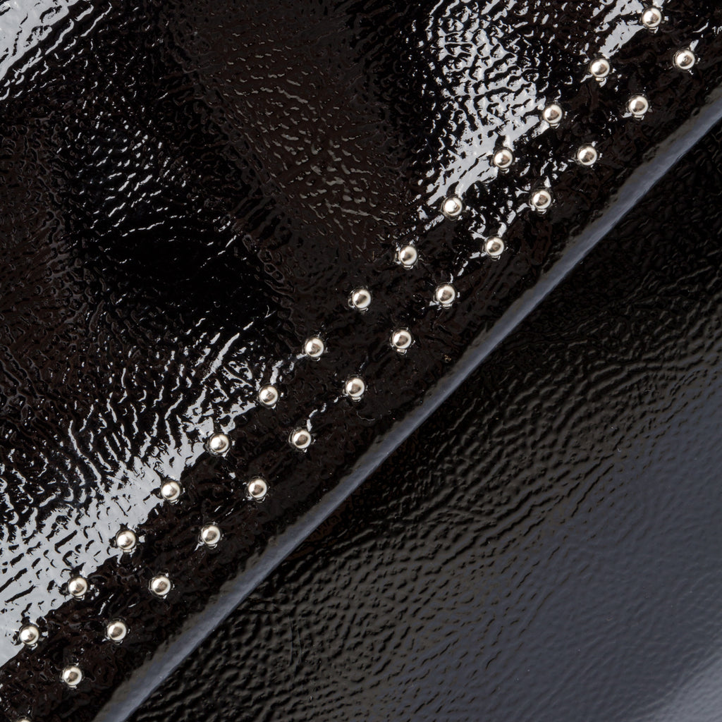 Borsa a tracolla nera effetto vernice da donna con borchiette Lora Ferres