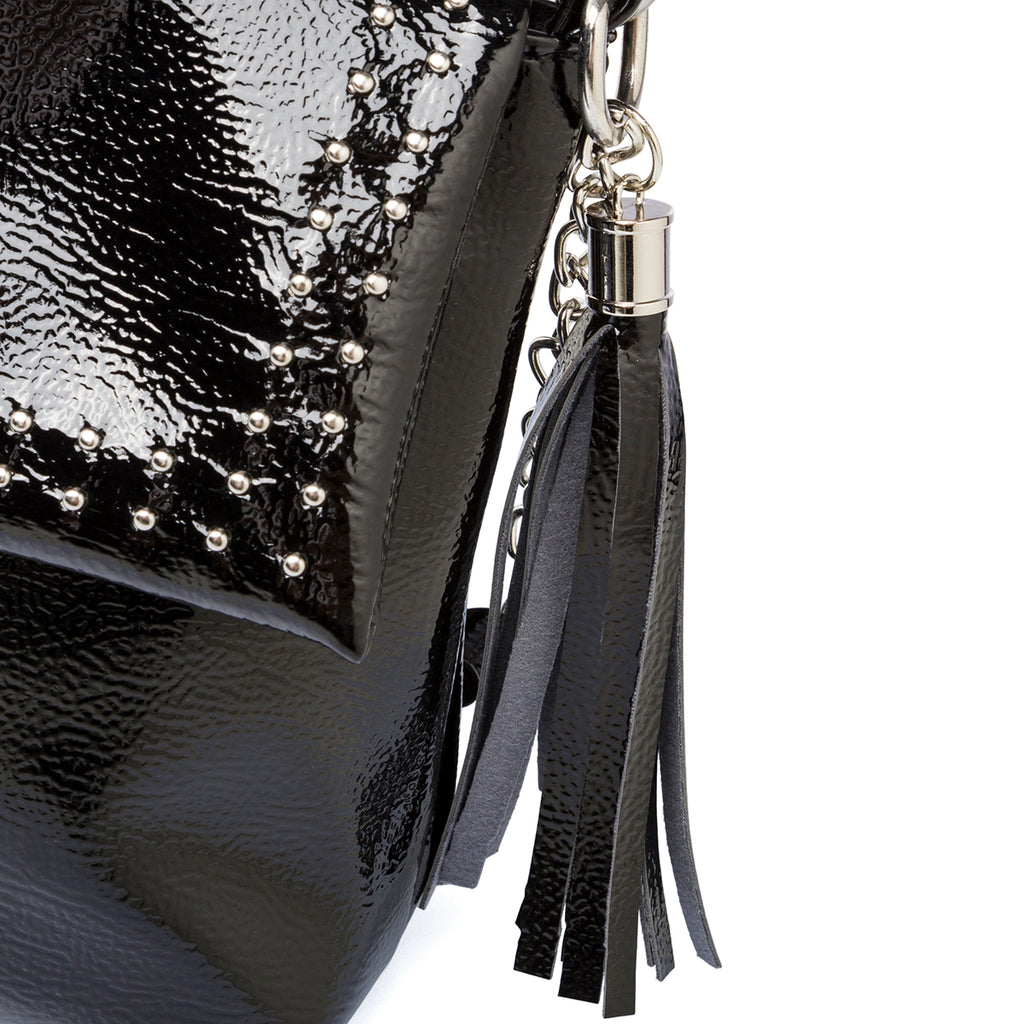 Borsa a tracolla nera effetto vernice da donna con borchiette Lora Ferres
