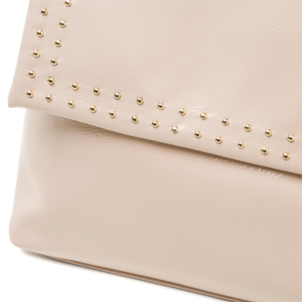 Borsa a tracolla taupe effetto lucido da donna con borchiette Lora Ferres