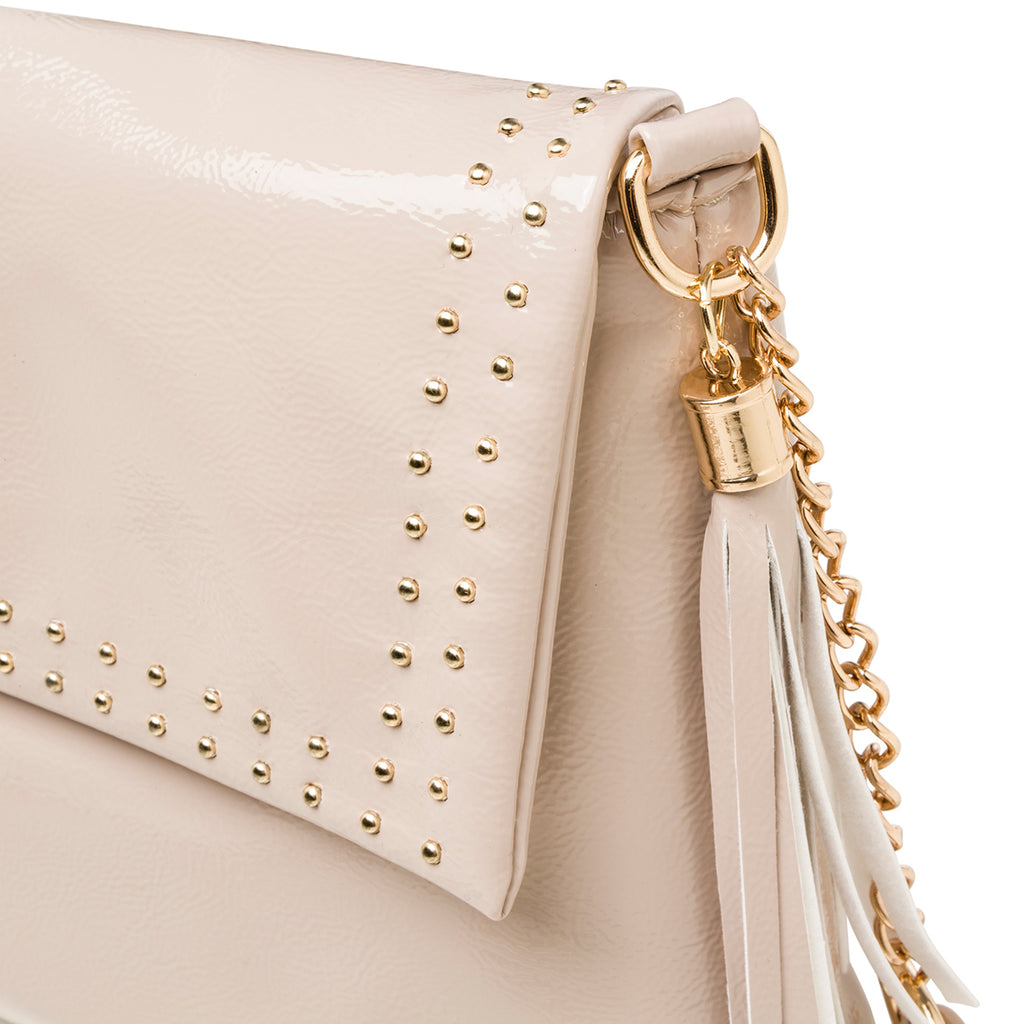 Borsa a tracolla taupe effetto lucido da donna con borchiette Lora Ferres