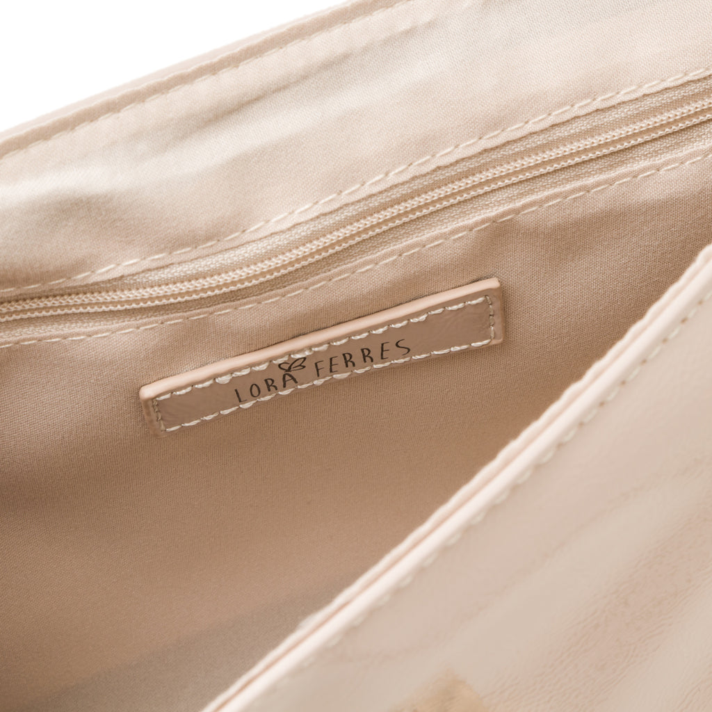 Borsa a tracolla taupe effetto lucido da donna con borchiette Lora Ferres