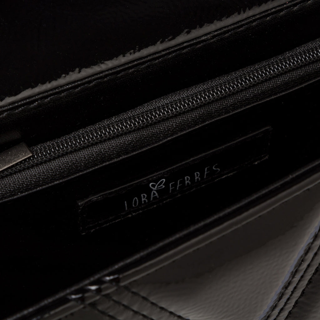 Borsa a tracolla nera effetto vernice da donna Lora Ferres