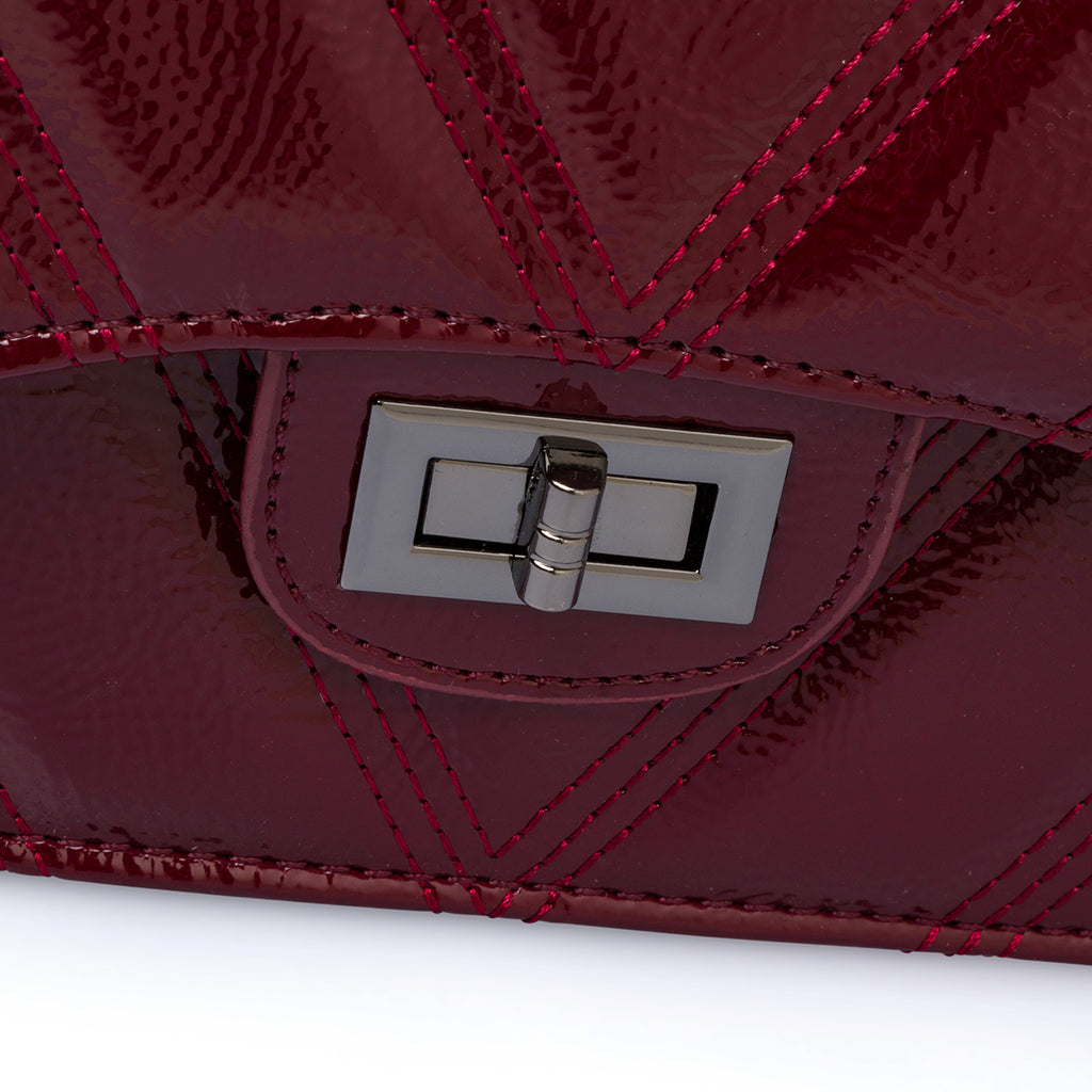 Borsa a tracolla bordeaux effetto vernice da donna Lora Ferres