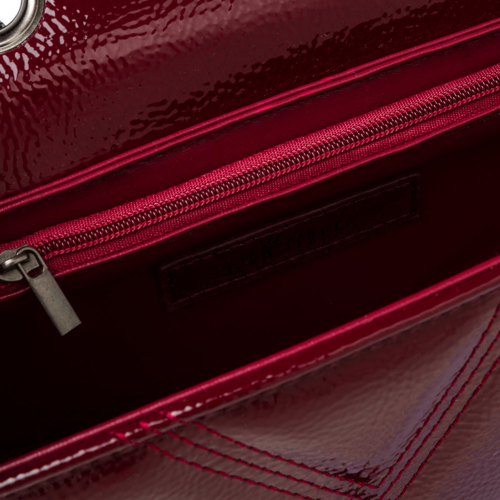 Borsa a tracolla bordeaux effetto vernice da donna Lora Ferres