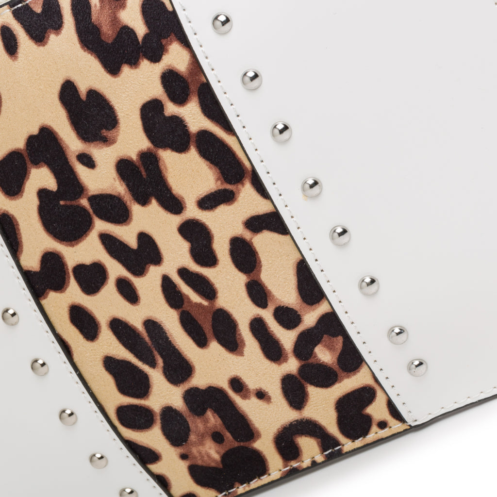 Clutch bianca con fascia animalier e applicazione di borchie Swish Jeans