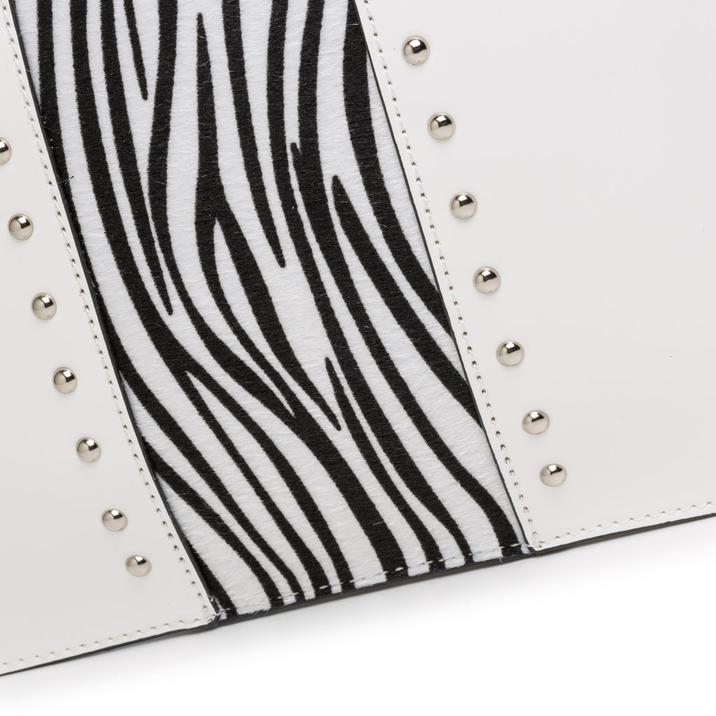 Clutch bianca con fascia animalier e applicazione di borchie Swish Jeans