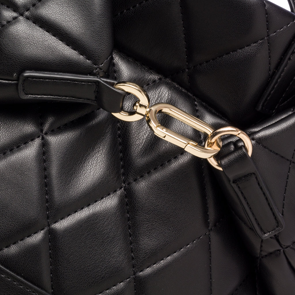 Borsa a secchiello nera trapuntata da donna Lora Ferres