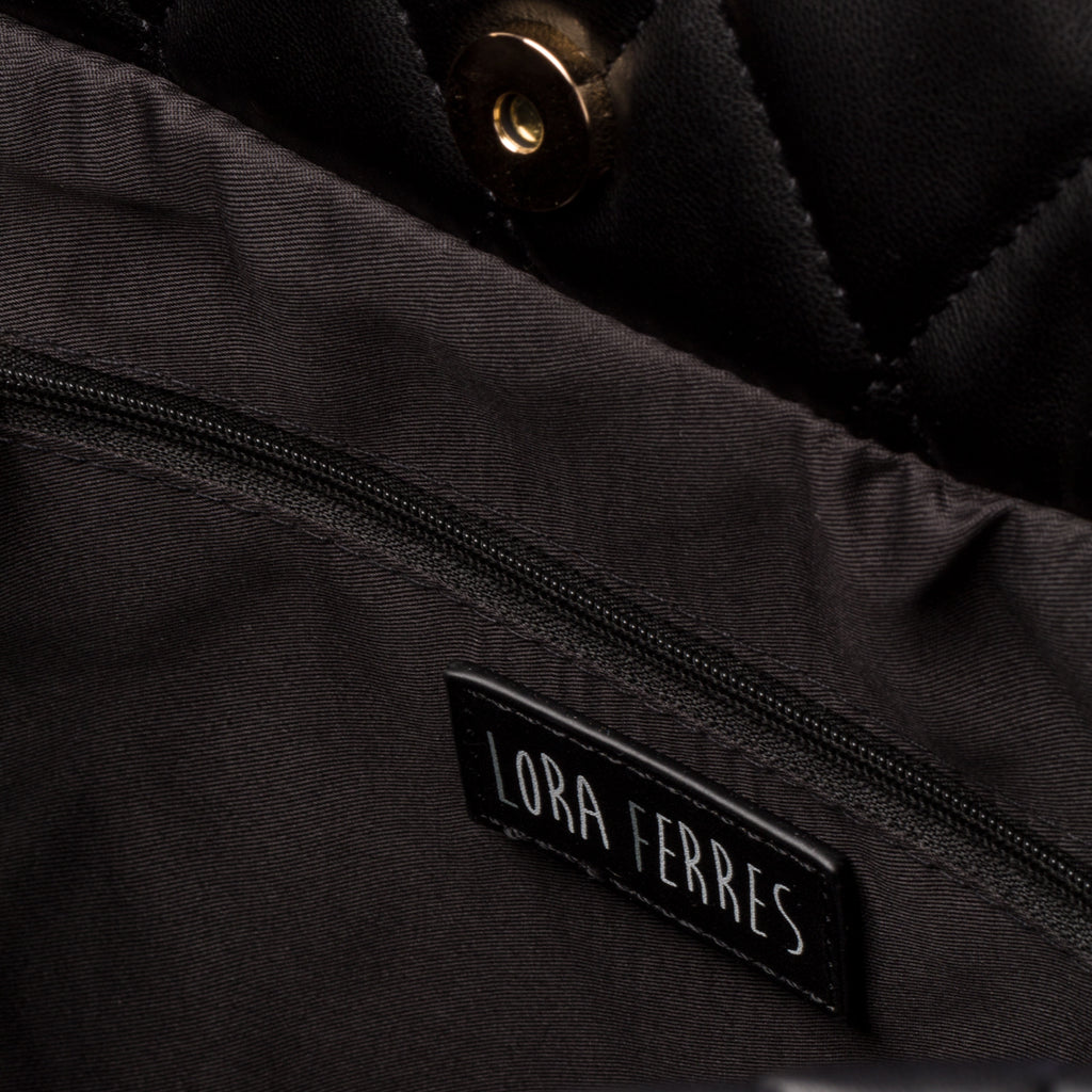 Borsa a secchiello nera trapuntata da donna Lora Ferres