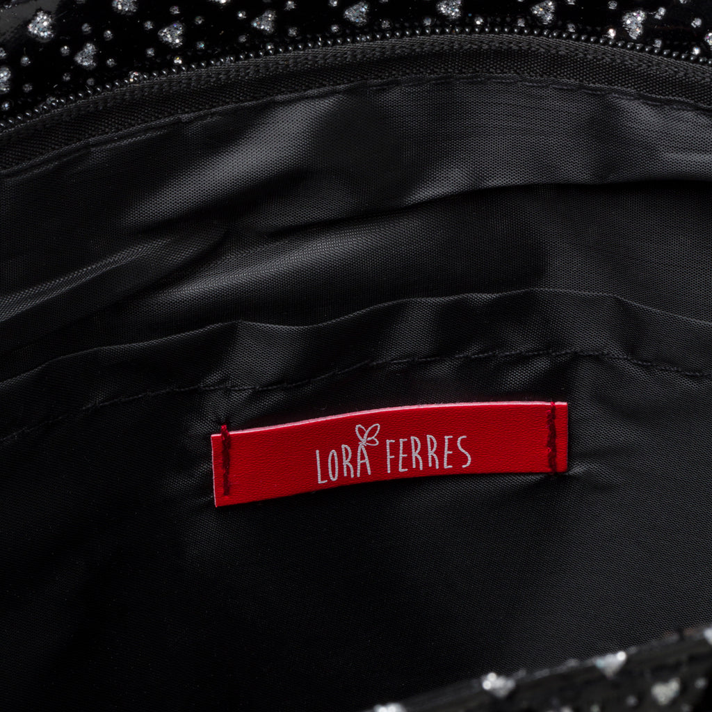 Borsa a spalla nera effetto vernice con cuoricini glitterati Lora Ferres