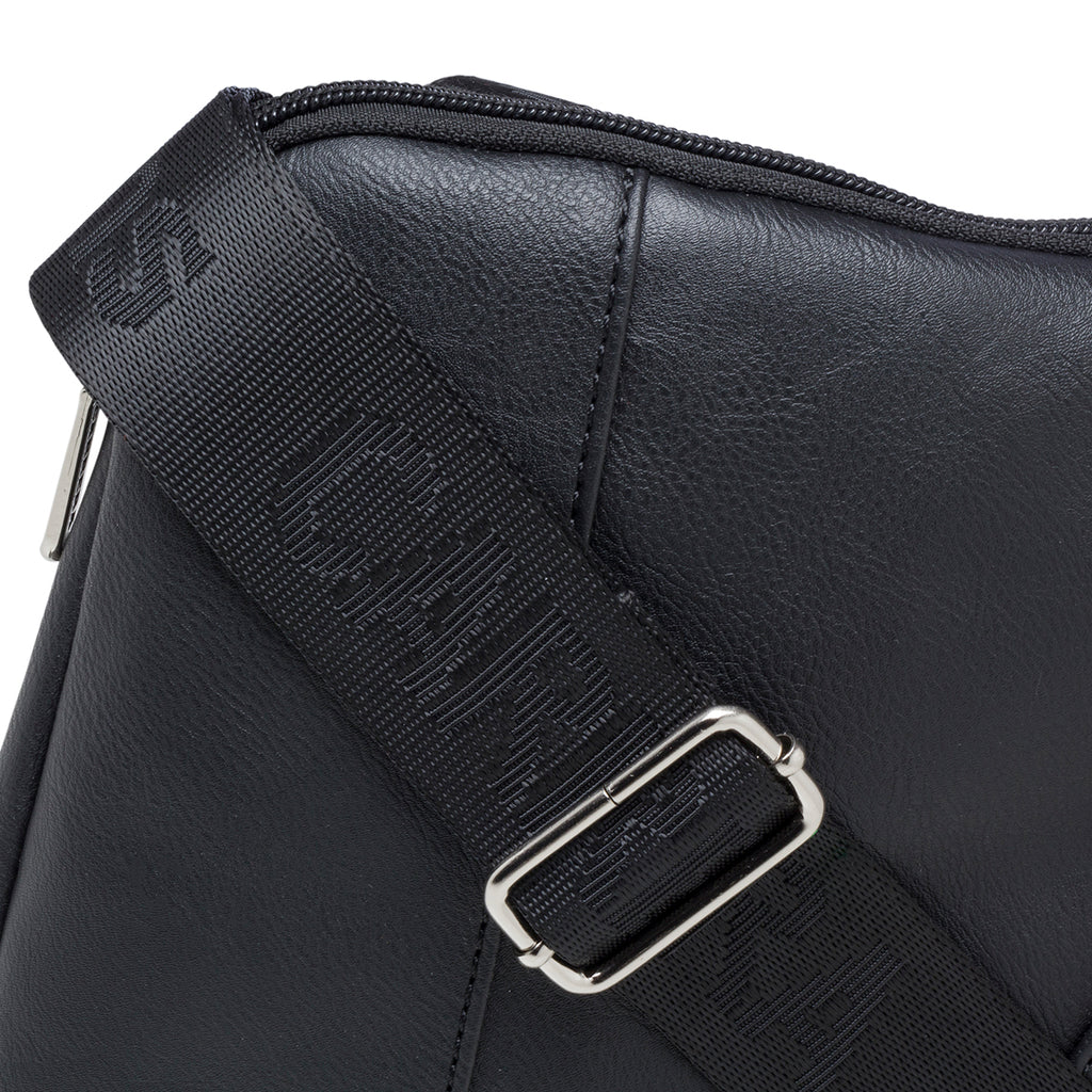 Borsello nero con logo in metallo Carrera Jeans Hold