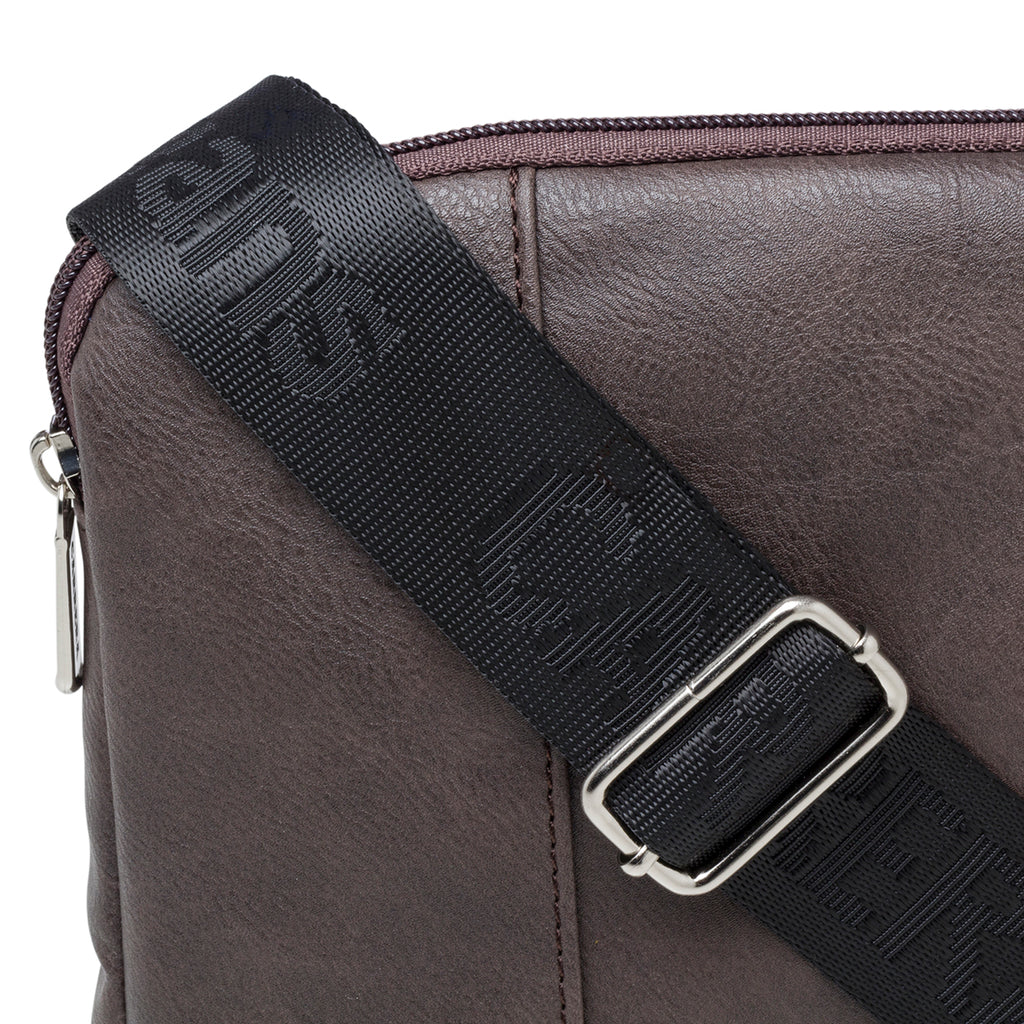 Borsello marrone con logo in metallo Carrera Jeans Hold