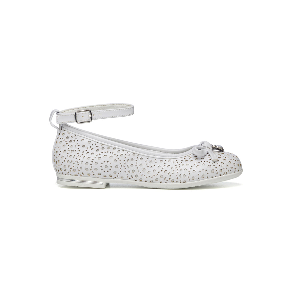 Ballerine bianche con cinturino alla caviglia e dettagli brogue 10 Baci