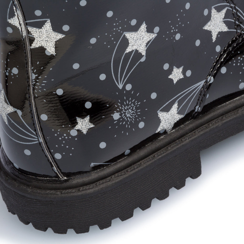 Anfibi neri effetto vernice con pompon Le scarpe di Alice