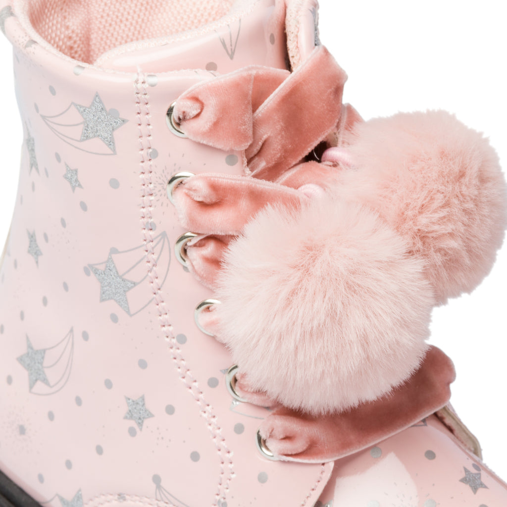 Anfibi rosa effetto vernice con pompon Le scarpe di Alice