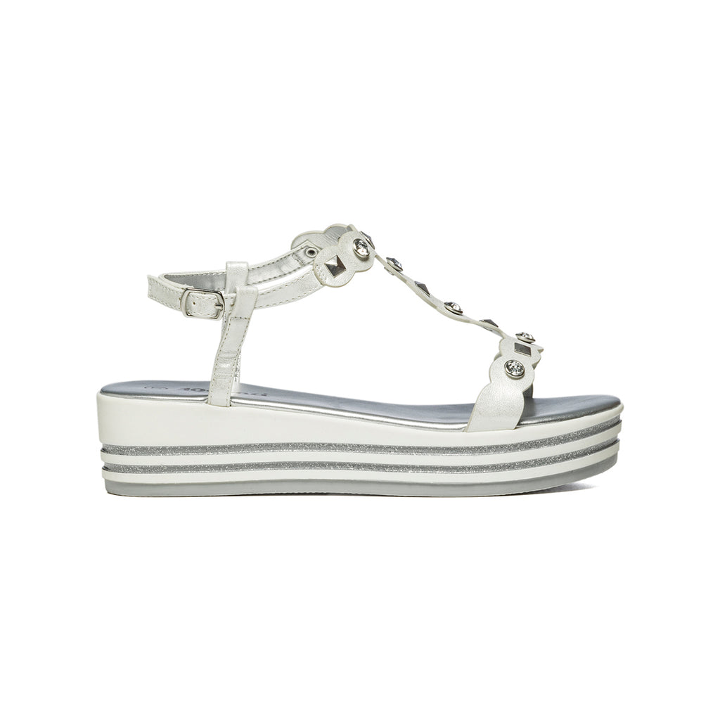 Sandali bianchi con borchie argento e perline 10 Baci