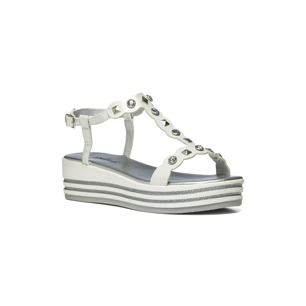 Sandali bianchi con borchie argento e perline 10 Baci
