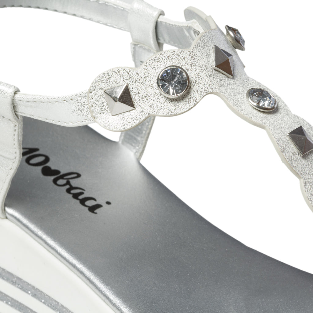 Sandali bianchi con borchie argento e perline 10 Baci