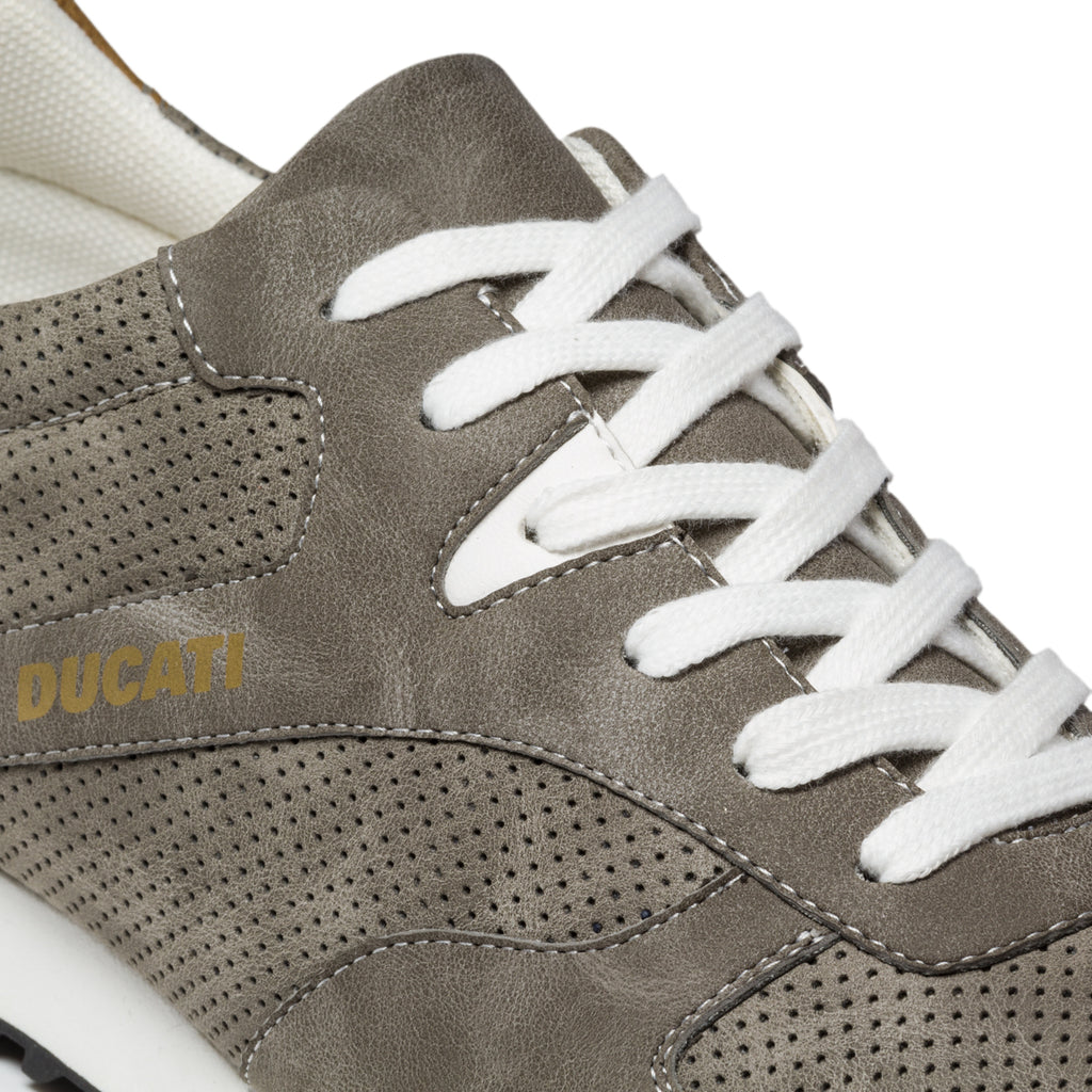 Sneakers grigie con dettagli traforati e patch logo Ducati