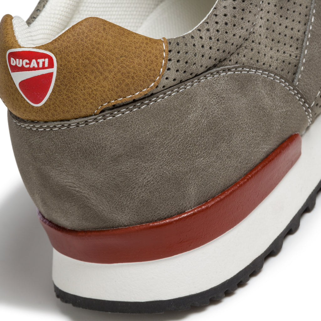 Sneakers grigie con dettagli traforati e patch logo Ducati