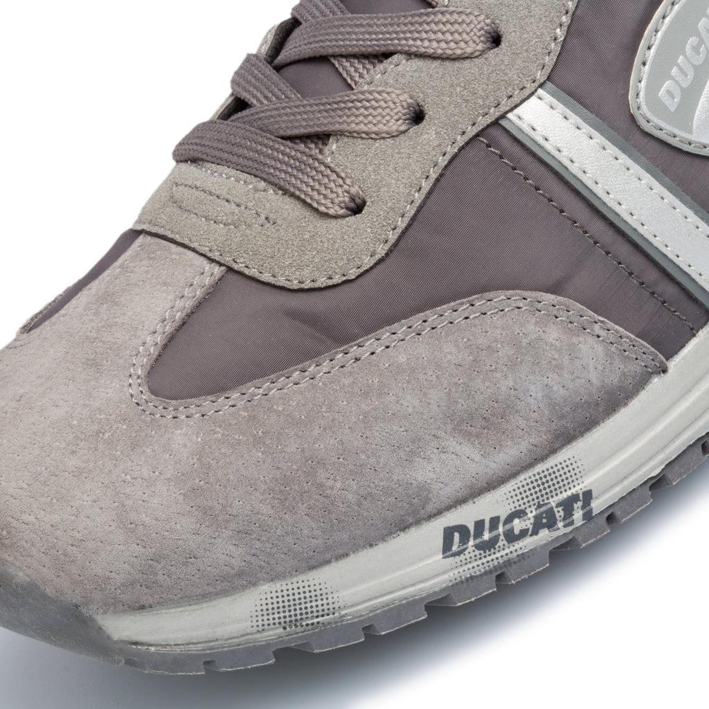 Sneakers grigie in pelle scamosciata con logo laterale Ducati