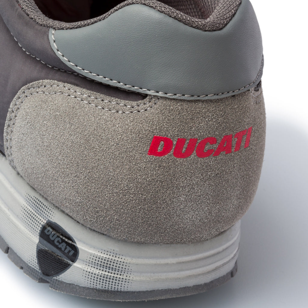 Sneakers grigie in pelle scamosciata con logo laterale Ducati