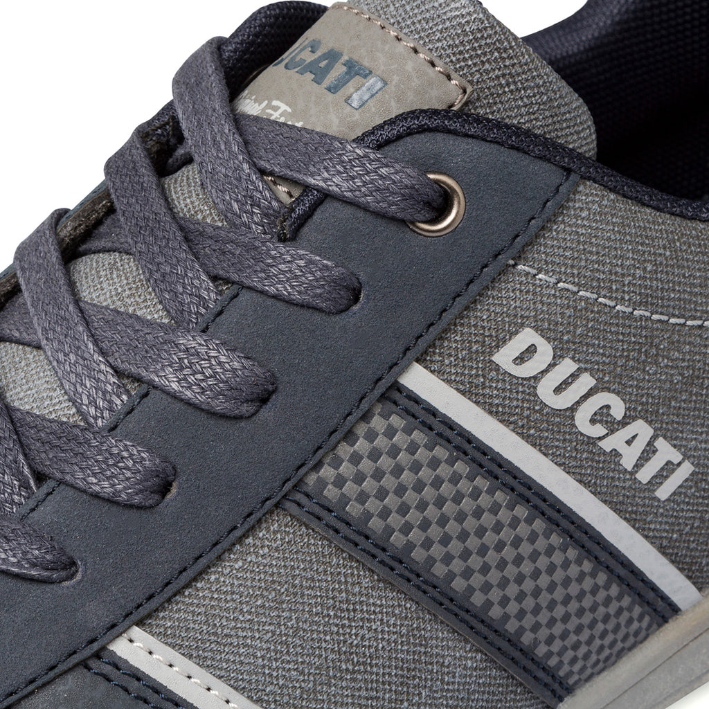 Sneakers nere e grigie da uomo con strisce laterali a scacchi Ducati