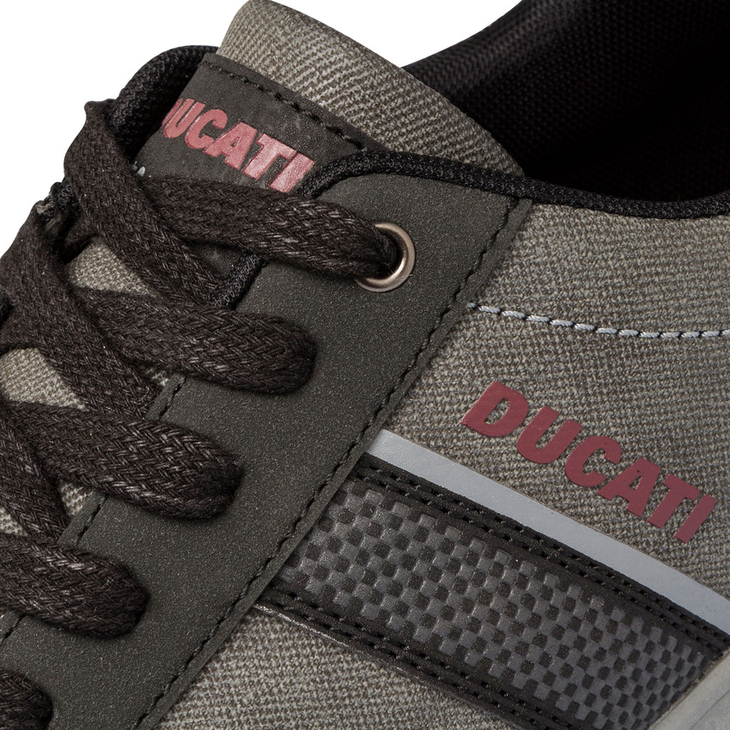 Sneakers blu e grigie da uomo con strisce laterali a scacchi Ducati