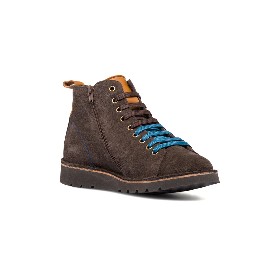 Sneakers alte in pelle marrone scuro da uomo con lacci bicolore Primopiano