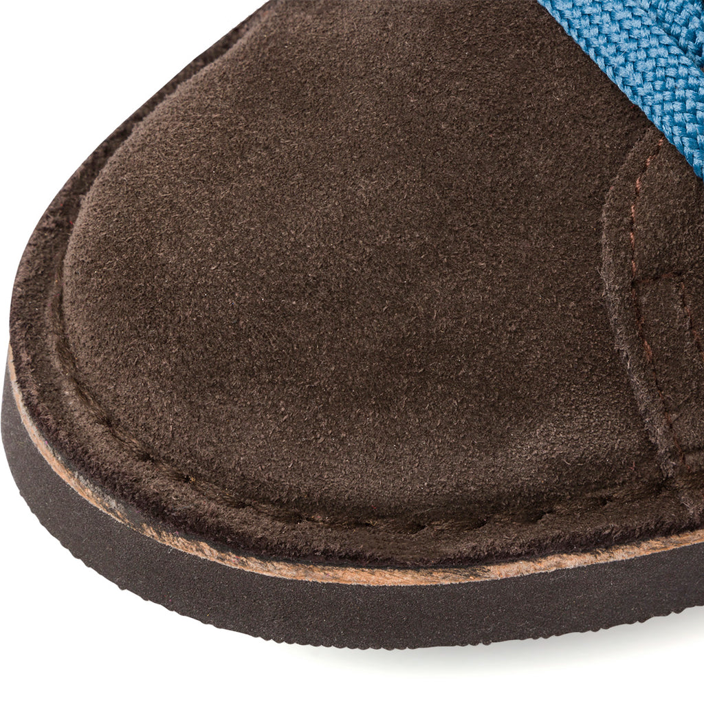 Sneakers alte in pelle marrone scuro da uomo con lacci bicolore Primopiano