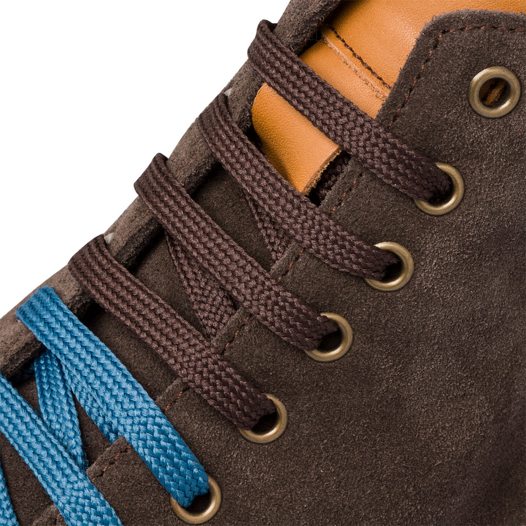 Sneakers alte in pelle marrone scuro da uomo con lacci bicolore Primopiano