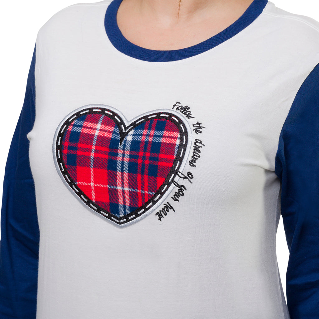 Pigiama natalizio bianco e blu da donna con cuore e pantaloni in stile tartan