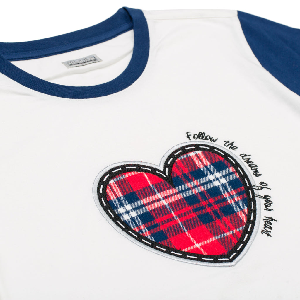 Pigiama natalizio bianco e blu da donna con cuore e pantaloni in stile tartan