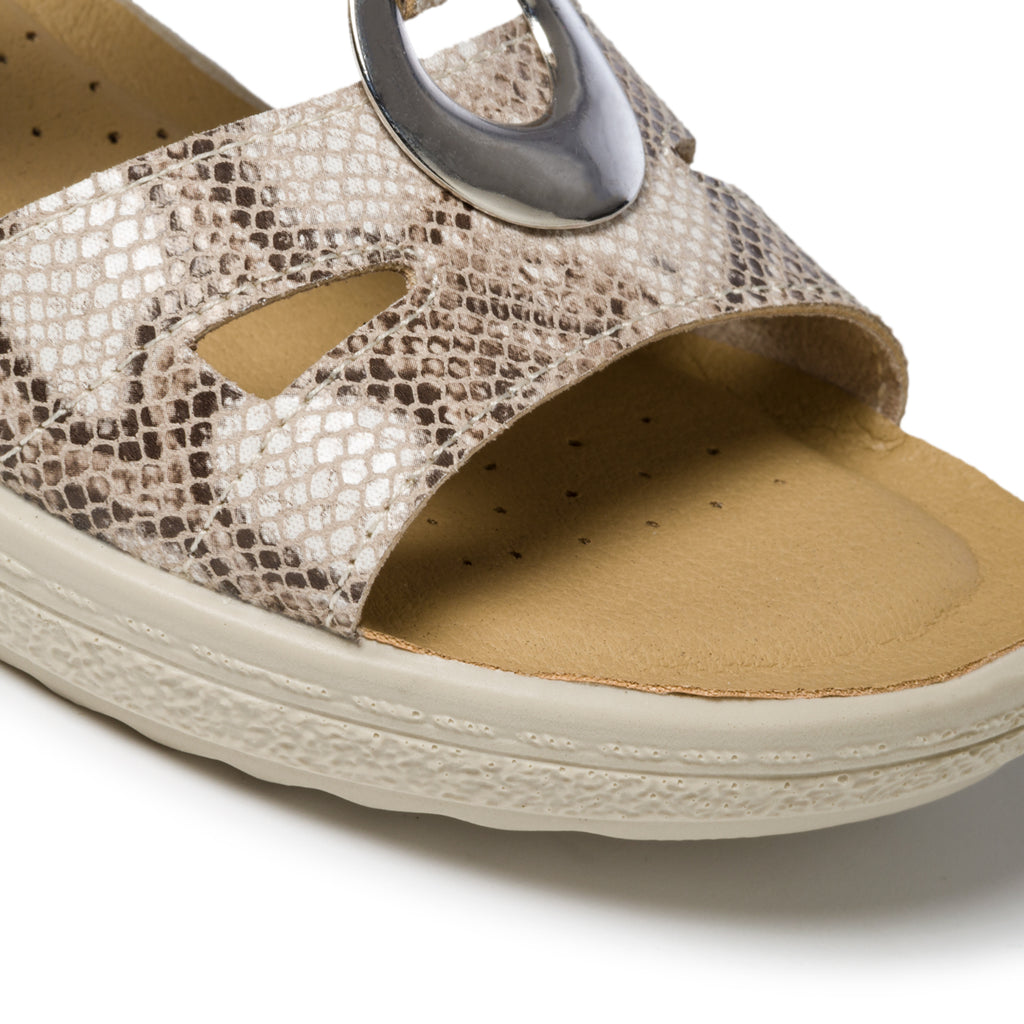 Ciabatte beige in pelle con stampa animalier Fly Flot