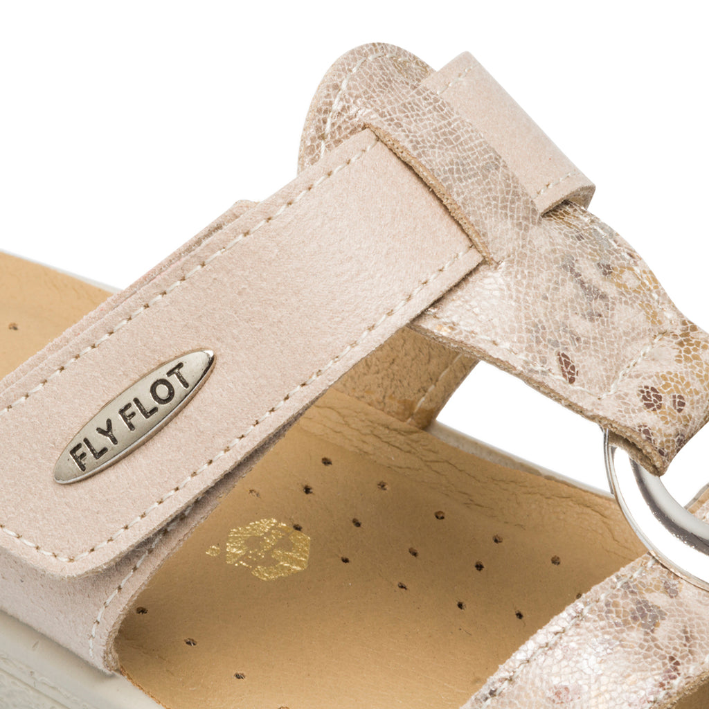 Ciabatte da donna beige con logo in metallo Fly Flot