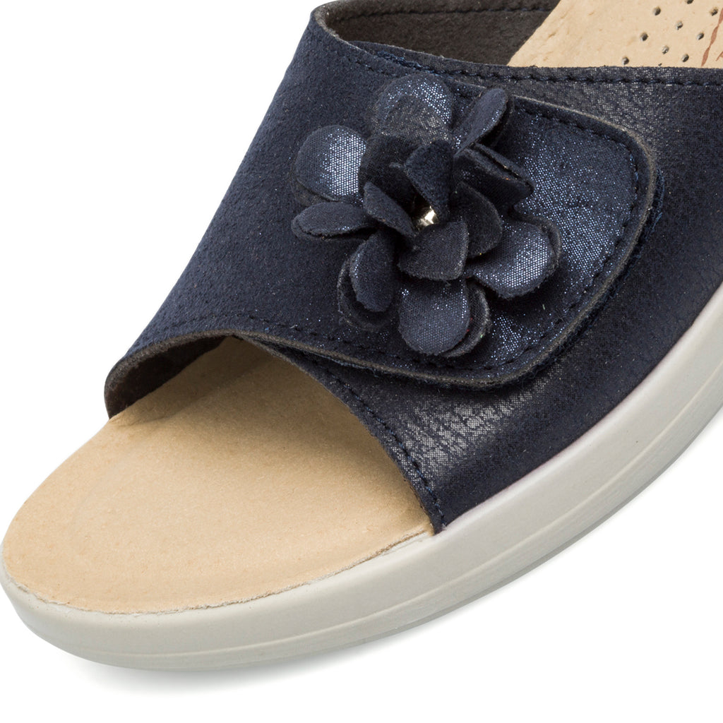 Ciabatte da donna blu in pelle con fiore decorativo Fly Flot