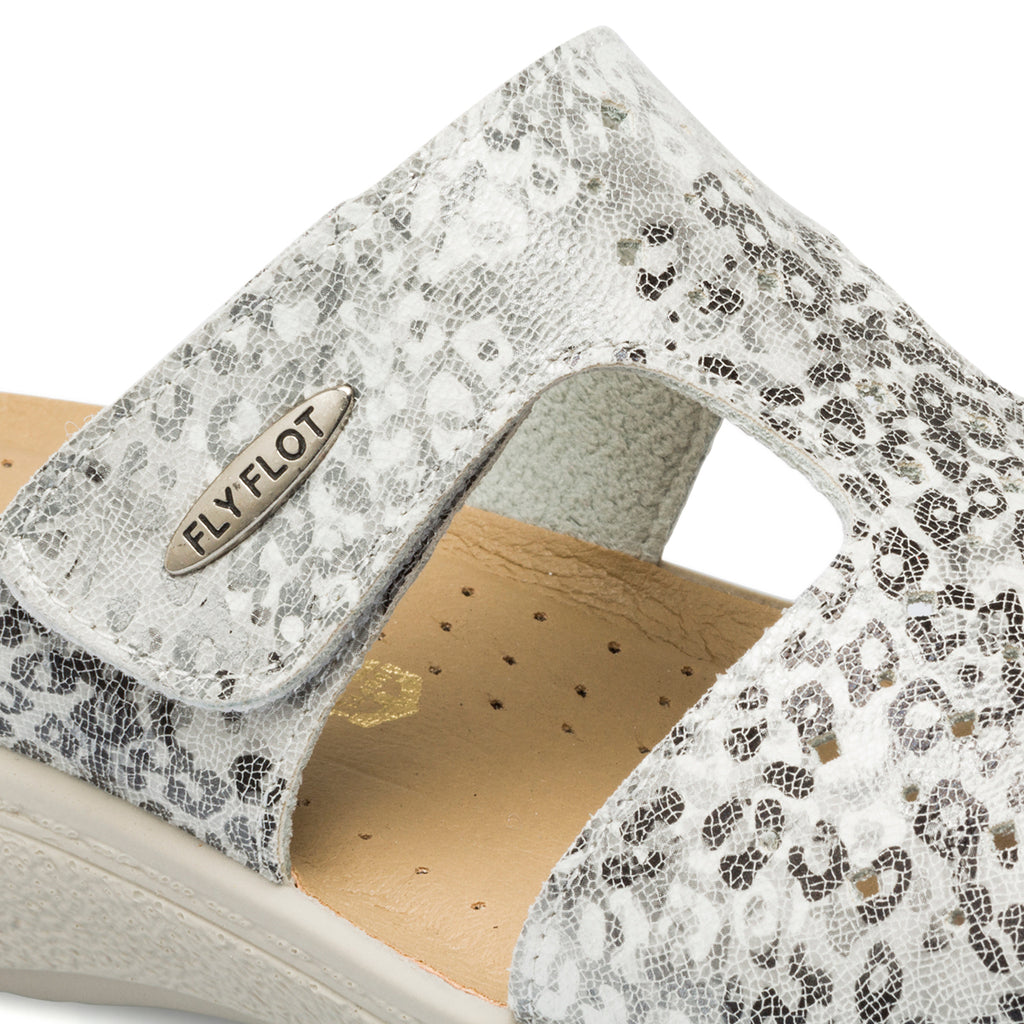Ciabatte da donna bianche in tessuto con stampa animalier Fly Flot